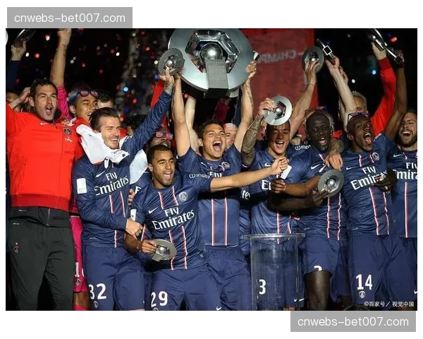 巴黎圣日耳曼宣布与年轻后卫比夏布完成续约,新合同至2030年 巴黎圣日耳曼宣布与年轻后卫比夏布完成续约,新合同至2030年