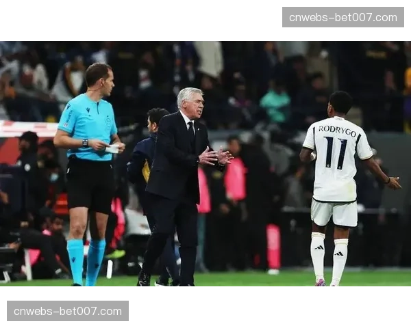 战术板：解读安切洛蒂如何用卡马文加出任左后卫限制对方边锋